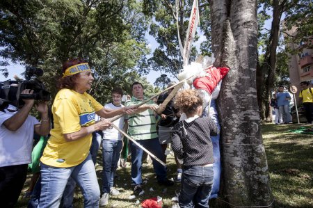 Téléchargez les photos : Brésil, Curitiba - 26 mars 2016 : Manifestants devant la Cour fédérale à Curitiba, Brésil le. Traditionnellement samedi avant Pâques, les catholiques battaient les effigies de Judas l'apôtre - en image libre de droit