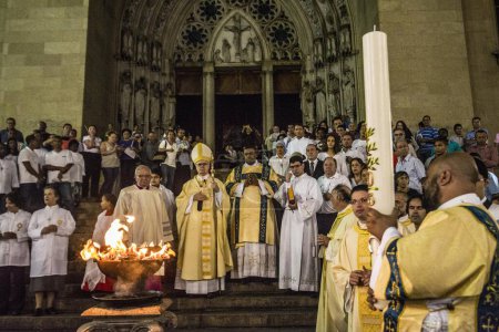 Téléchargez les photos : Personnes célébrant Pâques à Sao Paolo, Brésil. Concept de religion - en image libre de droit