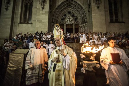 Téléchargez les photos : Personnes célébrant Pâques à Sao Paolo, Brésil. Concept de religion - en image libre de droit