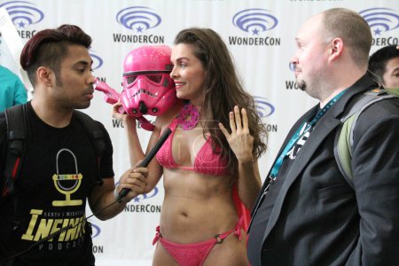 Téléchargez les photos : Alicia Arden L'actrice "Baywatch" porte un petit maillot rose "Skin Trooper" sur le sol au Los Angeles Wondercon, Los Angeles Convention Center, Los Angeles, USA - en image libre de droit