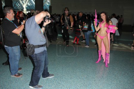 Téléchargez les photos : Alicia Arden L'actrice "Baywatch" porte un petit maillot rose "Skin Trooper" sur le sol au Los Angeles Wondercon, Los Angeles Convention Center, Los Angeles, USA - en image libre de droit
