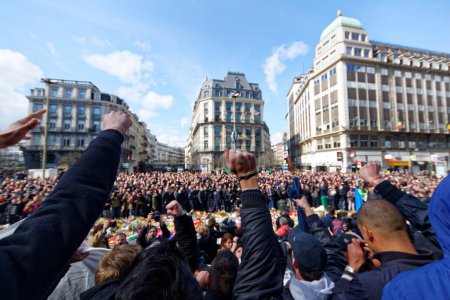 Téléchargez les photos : BELGIQUE, Bruxelles : Des hooligans d'extrême droite chantent des slogans devant la bourse de Bruxelles le 27 mars 2016 - en image libre de droit