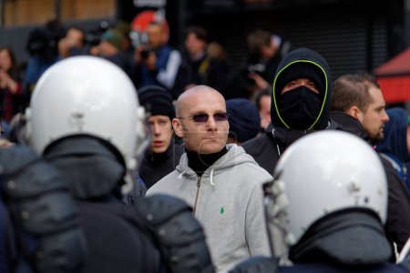 Foto de BÉLGICA, Bruselas: Los hooligans del fútbol de extrema derecha corean consignas mientras están en la plaza frente a la bolsa de valores en Bruselas el 27 de marzo de 2016 - Imagen libre de derechos