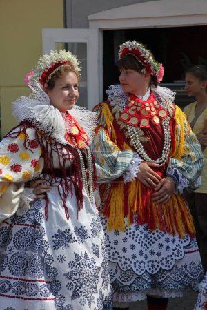 Téléchargez les photos : Les gens en costumes nationaux croates pendant le festival à Dakovo - en image libre de droit