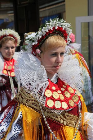 Foto de Gente en trajes nacionales croatas durante el festival en Dakovo - Imagen libre de derechos