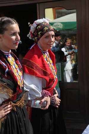 Foto de Gente con trajes nacionales croatas en la calle - Imagen libre de derechos