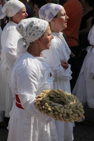 Foto de Gente en trajes nacionales croatas durante el festival en Dakovo - Imagen libre de derechos