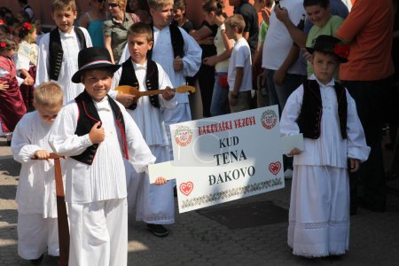 Téléchargez les photos : Les gens en costumes nationaux croates pendant le festival à Dakovo - en image libre de droit