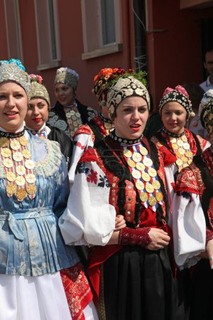 Foto de Gente con trajes nacionales croatas en la calle - Imagen libre de derechos