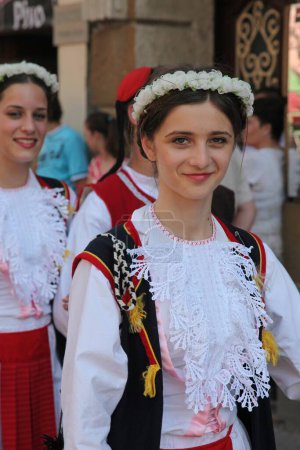 Téléchargez les photos : Personnes portant des costumes nationaux croates dans la rue - en image libre de droit