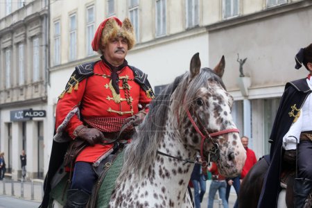 Téléchargez les photos : Garde d'honneur du Cravat Regiment attraction touristique populaire à Zagreb - en image libre de droit