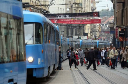 Téléchargez les photos : Les tramways bleus restent dans un embouteillage dans le centre-ville de Zagreb - en image libre de droit