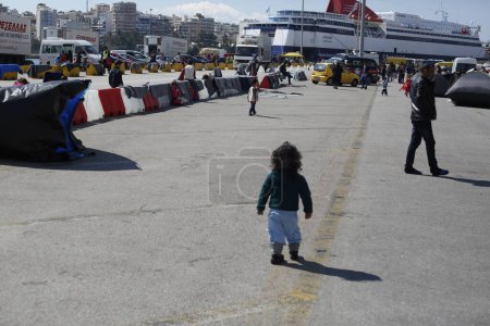 Téléchargez les photos : GRÈCE, Athènes : Port du Pirée à Athènes, Grèce, le 28 mars 2016, alors que près de 5 000 autres personnes mènent leur vie quotidienne. L'afflux en provenance de Turquie semble avoir ralenti avec seulement 17 arrivées à Athènes ce jour-là. - en image libre de droit