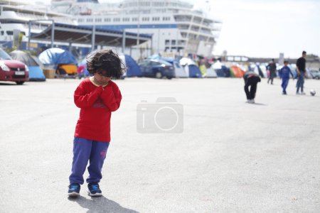 Téléchargez les photos : GRÈCE, Athènes : Port du Pirée à Athènes, Grèce, le 28 mars 2016, alors que près de 5 000 autres personnes mènent leur vie quotidienne. L'afflux en provenance de Turquie semble avoir ralenti avec seulement 17 arrivées à Athènes ce jour-là. - en image libre de droit