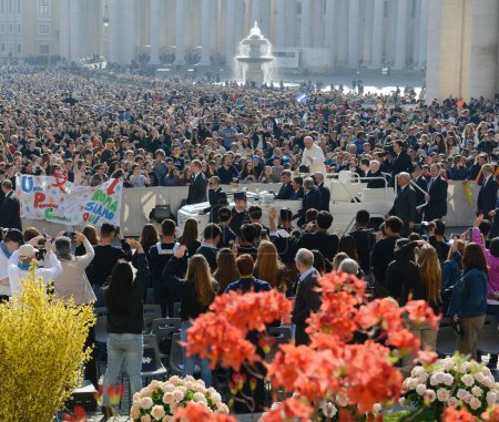 Foto de Vaticano - 9 de abril de 2016: El Papa Francisco asiste a su audiencia jubilar en la Plaza de San Pedro en el Vaticano - Imagen libre de derechos