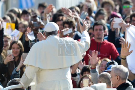 Téléchargez les photos : Vatican - 9 avril 2016 : Le pape François assiste à son audience jubilaire sur la place Saint-Pierre au Vatican - en image libre de droit