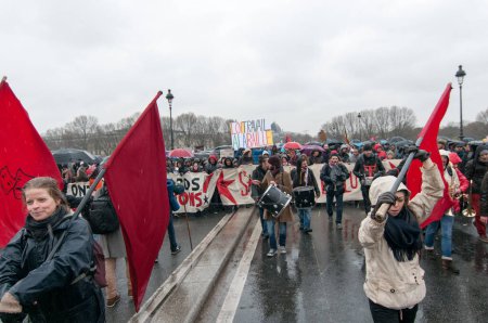 Téléchargez les photos : FRANCE, Marseille : Les manifestants font face à la police lors d'une manifestation contre les réformes du droit du travail prévues par le gouvernement français le 31 mars 2016 à Paris - en image libre de droit
