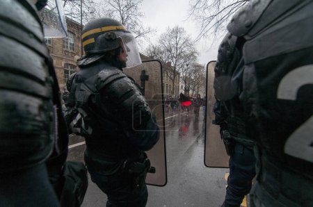 Téléchargez les photos : FRANCE, Marseille : Les manifestants font face à la police lors d'une manifestation contre les réformes du droit du travail prévues par le gouvernement français le 31 mars 2016 à Paris - en image libre de droit
