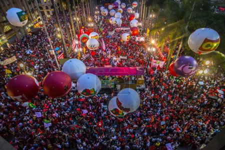 Téléchargez les photos : BRÉSIL, Sao Paulo : Des manifestants manifestent en soutien à la présidente brésilienne Dilma Rousseff et à l'ancien président Luiz Ignacio Lula da Silva sur la place Se, à Sao Paulo, dans le sud-est du Brésil, le 31 mars 2016 - en image libre de droit