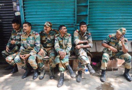 Téléchargez les photos : INDE, Kolkata : Les soldats indiens se reposent, alors que l'opération de sauvetage se poursuit afin de libérer les personnes piégées sous l'épave d'un pont de survol effondré à Kolkata le 1er avril 2016. - en image libre de droit