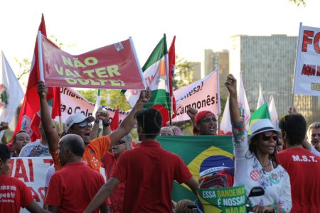 Téléchargez les photos : Des syndicalistes et des partisans du Parti des travailleurs (PT) manifestent devant le Congrès de Brasilia en faveur du président Dilma Rousseff et de l'ancien président Luiz Ignacio Lula da Silva - en image libre de droit