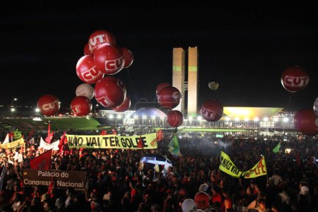 Foto de Sindicalistas y partidarios del Partido de los Trabajadores (PT) se manifiestan en apoyo de la presidenta Dilma Rousseff y el ex presidente Luiz Ignacio Lula da Silva frente al Congreso en Brasilia sobre - Imagen libre de derechos