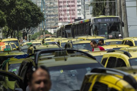 Foto de BRAZIL, Rio de Janeiro: Taxi drivers rally and block traffic in Rio de Janeiro, Brazil on April 1, 2016. Taxi drivers are outraged that Uber, which does not have the authorization to operate in Rio, continues to do so under a court injunction. - Imagen libre de derechos