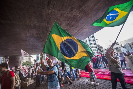 Téléchargez les photos : Brésil, Sao Paulo - 1er avril 2016 : Des manifestants tiennent des pancartes lisant tout le monde ! alors que des centaines de personnes manifestent pour la destitution du Président Dilma Rousseff et des élections anticipées à l'Avenida Paulista de Sao Paulo, dans le sud du Brésil - en image libre de droit