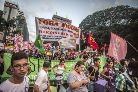 Téléchargez les photos : Brésil, Sao Paulo - 1er avril 2016 : Des manifestants tiennent des pancartes lisant tout le monde ! alors que des centaines de personnes manifestent pour la destitution du Président Dilma Rousseff et des élections anticipées à l'Avenida Paulista de Sao Paulo, dans le sud du Brésil - en image libre de droit