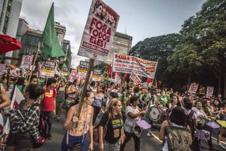 Foto de Brasil, Sao Paulo - 1 de abril de 2016: Manifestantes sostienen pancartas que dicen ¡Todos afuera! mientras cientos de personas se manifiestan por la destitución de la presidenta Dilma Rousseff y las elecciones anticipadas en la Avenida Paulista en Sao Paulo, sur de Brasil - Imagen libre de derechos