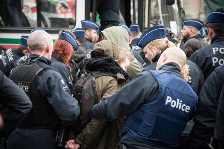 Téléchargez les photos : BRUXELLES - DEMO - POLICE - ATTAQUES - en image libre de droit