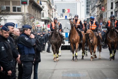 Téléchargez les photos : BELGIUM, Brussels: Police officers intervene at the Beurs-La Bourse square, in Bruxelles, in order to arrest antiracist activists who have tried to demonstrate even though any demonstration has been banned by Belgian authorities, on April 2, 2016. - en image libre de droit