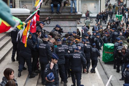 Téléchargez les photos : Belgique démo attaque la sécurité - en image libre de droit
