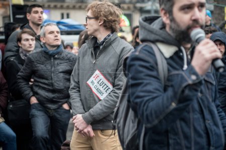 Téléchargez les photos : FRANCE, Paris : Les gens rejoignent le mouvement Nuit Debout ou Soirée debout à la Place de la République à Paris le 2 avril 2016 - en image libre de droit