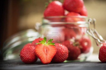 Téléchargez les photos : Vue rapprochée de délicieuses fraises fraîches - en image libre de droit