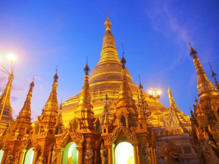 Téléchargez les photos : Pagode dorée Shwedagon au crépuscule, Yangon, Myanmar - en image libre de droit