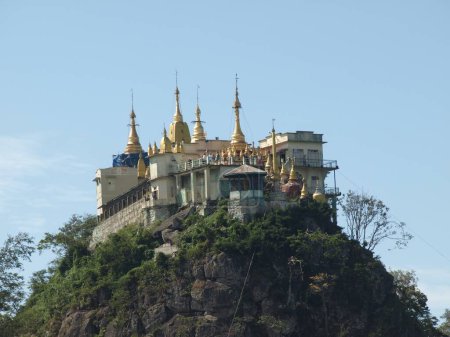 Téléchargez les photos : Mont Popa au Myanmar, lieu de voyage sur fond - en image libre de droit