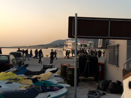 Téléchargez les photos : TURQUIE, Dikili : Les migrants qui sont déportés des îles Lesbos et Chios en Grèce vers la Turquie, arrivent le 4 avril 2016 dans le port de Dikili, dans le district d'Izmir. - en image libre de droit