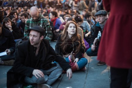 Foto de FRANCIA, París: Cientos de militantes del Nuit Debout o movimiento nocturno permanente celebran una asamblea general para votar sobre los acontecimientos del movimiento en la Plaza de la República de París el 4 de abril de 2016 - Imagen libre de derechos