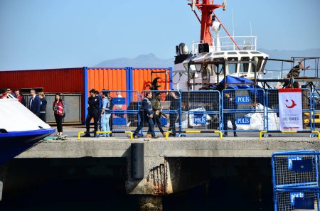 Téléchargez les photos : TURQUIE, Dikili : Les migrants qui sont déportés des îles Lesbos et Chios en Grèce vers la Turquie, arrivent le 4 avril 2016 dans le port de Dikili, dans le district d'Izmir. - en image libre de droit