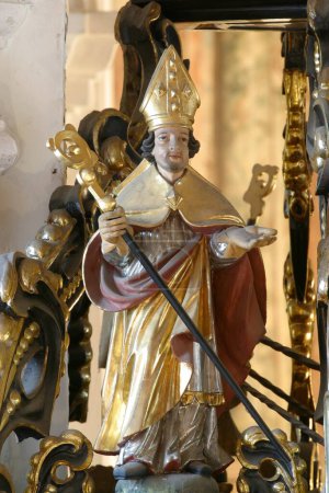 Téléchargez les photos : Saint Grégoire la Grande statue dans l'église - en image libre de droit