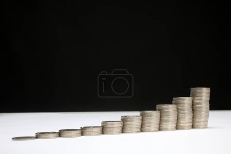 Foto de Montones de monedas de dinero de cerca - Imagen libre de derechos