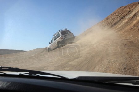 Téléchargez les photos : Voiture dans le désert vue de jour - en image libre de droit