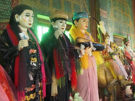Téléchargez les photos : Nats à Popa Taung Kalat, Mont Popa, Myanmar - en image libre de droit