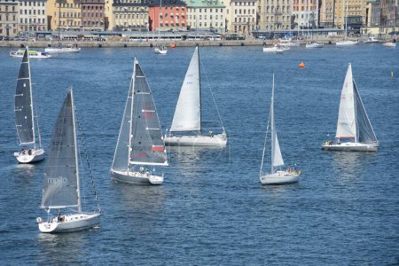 Téléchargez les photos : Remblai Stockholm avec des bateaux - en image libre de droit