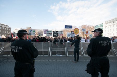 Téléchargez les photos : Islande, Reykjavik - 4 avril 2016 : Des foules se rassemblent devant le parlement islandais pour demander au Premier ministre de démissionner pour avoir caché des investissements dans une société offshore à Reykjavik - en image libre de droit