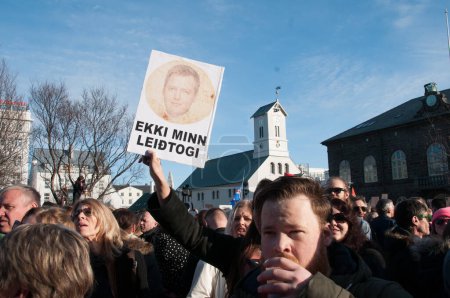 Foto de Islandia, Reikiavik - 4 de abril de 2016: multitudes se reúnen fuera del parlamento de Islandia exigiendo que el Primer Ministro renuncie por acusaciones de que ocultó inversiones en una compañía offshore en Reikiavik - Imagen libre de derechos