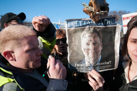 Téléchargez les photos : Islande, Reykjavik - 4 avril 2016 : Des foules se rassemblent devant le parlement islandais pour demander au Premier ministre de démissionner pour avoir caché des investissements dans une société offshore à Reykjavik - en image libre de droit