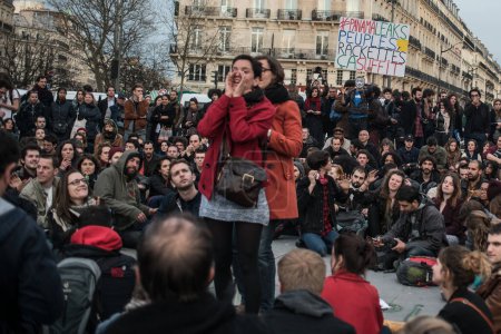 Téléchargez les photos : FRANCE, Paris : Des centaines de militants du mouvement Nuit Debout ou Soirée debout tiennent une assemblée générale pour voter sur l'évolution du mouvement à la Place de la République à Paris le 4 avril 2016 - en image libre de droit