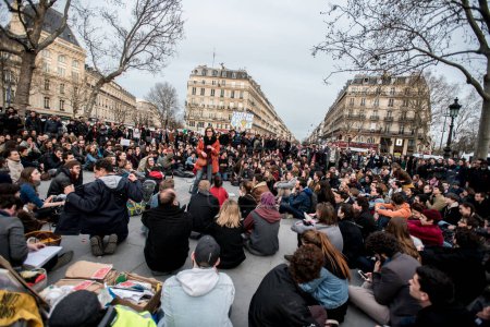 Foto de FRANCIA, París: Cientos de militantes del Nuit Debout o movimiento nocturno permanente celebran una asamblea general para votar sobre los acontecimientos del movimiento en la Plaza de la República de París el 4 de abril de 2016 - Imagen libre de derechos